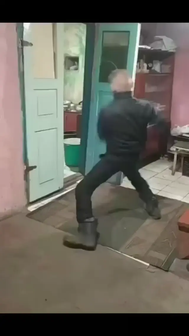 Молодой боец показывает приемы