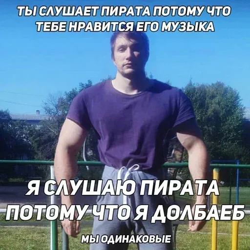 Мужчина стоит неподвижно, руки опущены вдоль тела, демонстрируя широкие плечи и узкую талию. — мужчина атлетического телосложения
