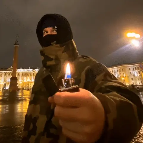 Человек держит перед собой горящую зажигалку, слегка покачивая рукой в такт, создавая атмосферу ночного «вайба» или «флекса». — человек в ба