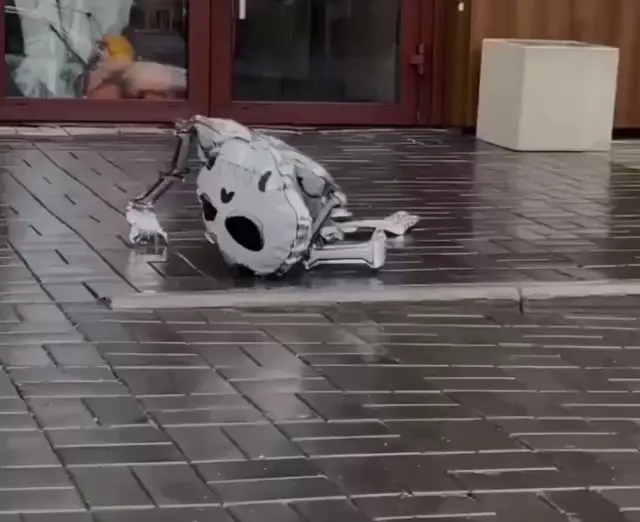 Сдутый скелет ползет на работу