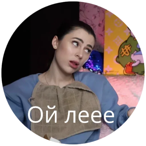 Статичное изображение, девушка просто смотрит в сторону. — Юлия Пушман, девушка с собранными волосами в синей кофте