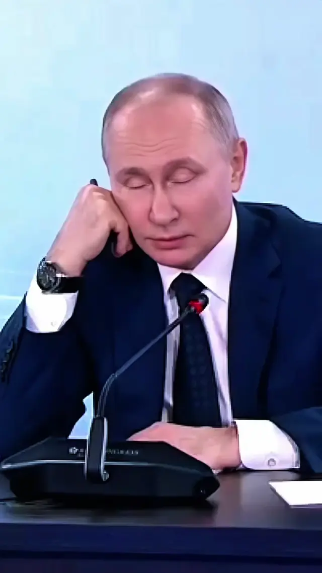 Путин сидит, задумчиво покачивает рукой с ручкой и произносит вопрос о сделанном для народа. — Владимир Путин