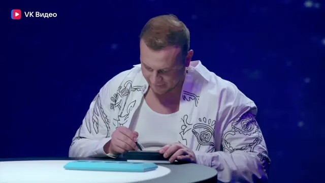 Дмитрий Журавлев сидит за столом с гаджетом в руках, резко поднимает голову и выкрикивает «Let's go». — Дмитрий Журавлев