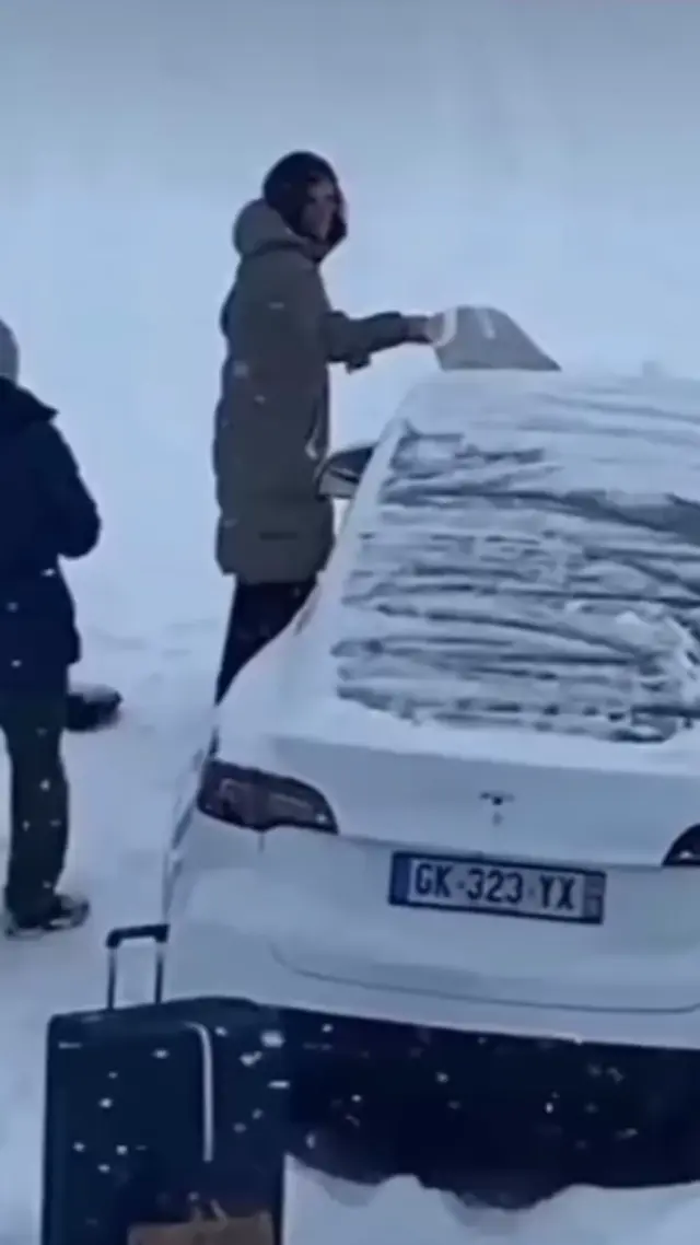 Чистка Теслы от снега лопатой