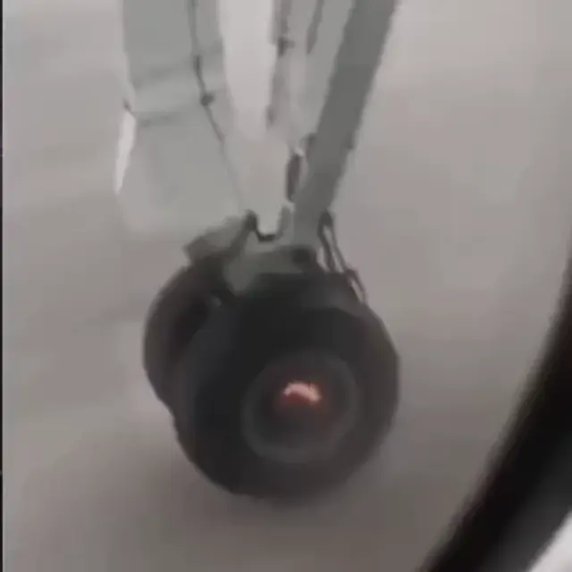 Когда колесо самолета решило уйти в отпуск