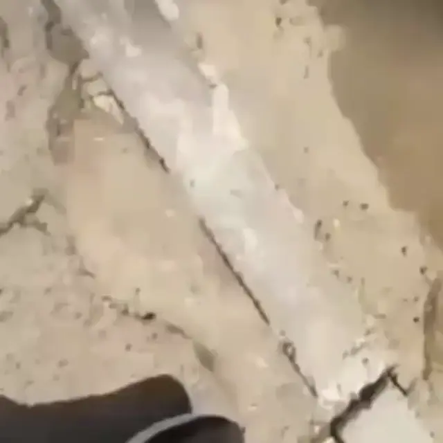 Парень убегает со спущенными штанами