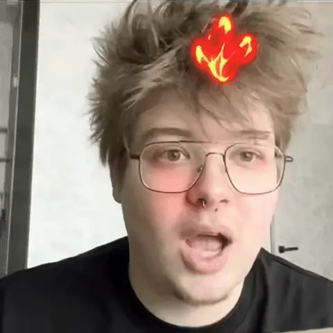 AR-фильтр с огнем и пеной накладывается на лицо парня, который активно двигается и меняет выражение лица, создавая эффект «перегрева» или «в