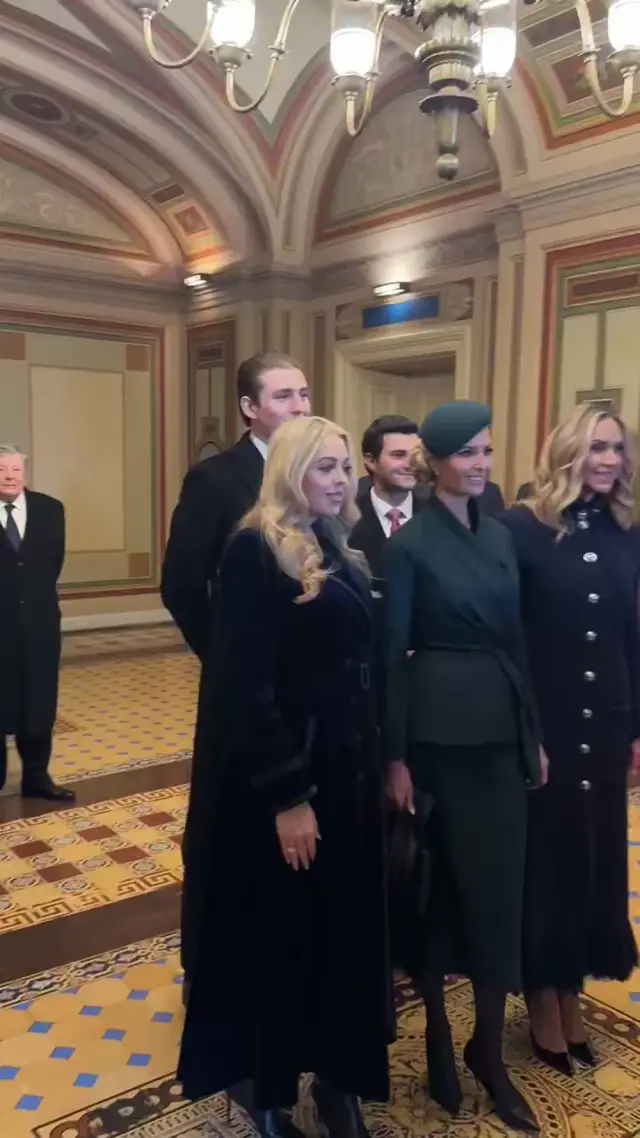 Люди стоят в группе для съемки, затем начинают расходиться, поворачиваться и уходить из кадра. — женщина в зеленом костюме с шляпкой, блонди