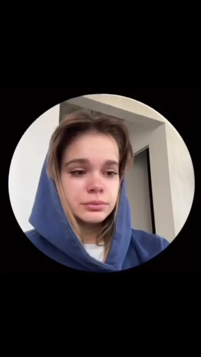 Плачущая девушка на диете ест салат