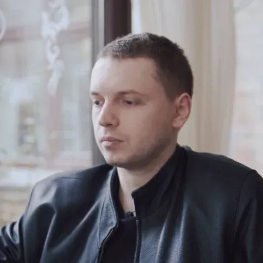 Мужчина сидит неподвижно, глядя в одну точку. — Папич