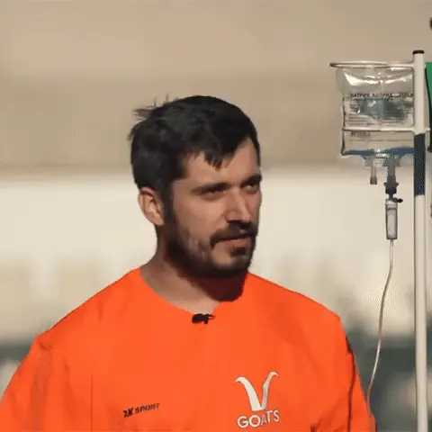 Мужчина стоит на месте, слегка покачиваясь, периодически совершая небольшие движения руками и головой, взгляд блуждает. — Паша Техник
