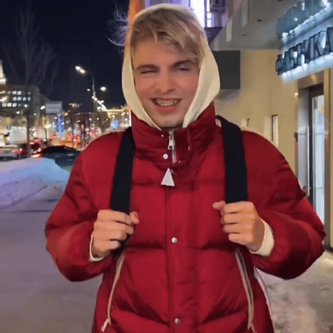 Майот довольно улыбается
