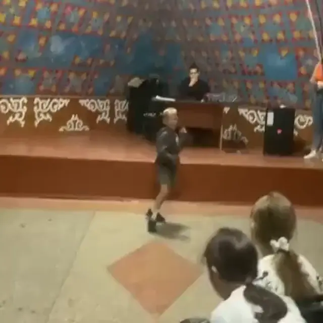 Маленький мальчик разрывает танцпол