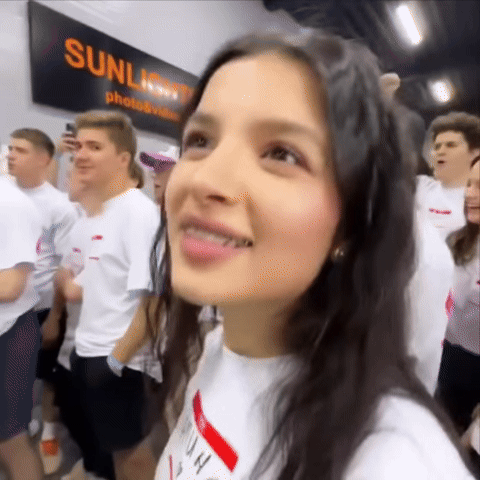 Амина Tenderlybae искренне улыбается