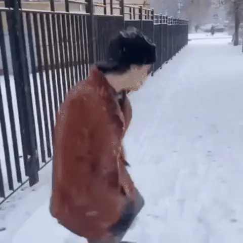 Человек идет по снегу, внезапно падает на колени, пытается подняться, снова опирается на руки и делает движение, похожее на попытку встать, 
