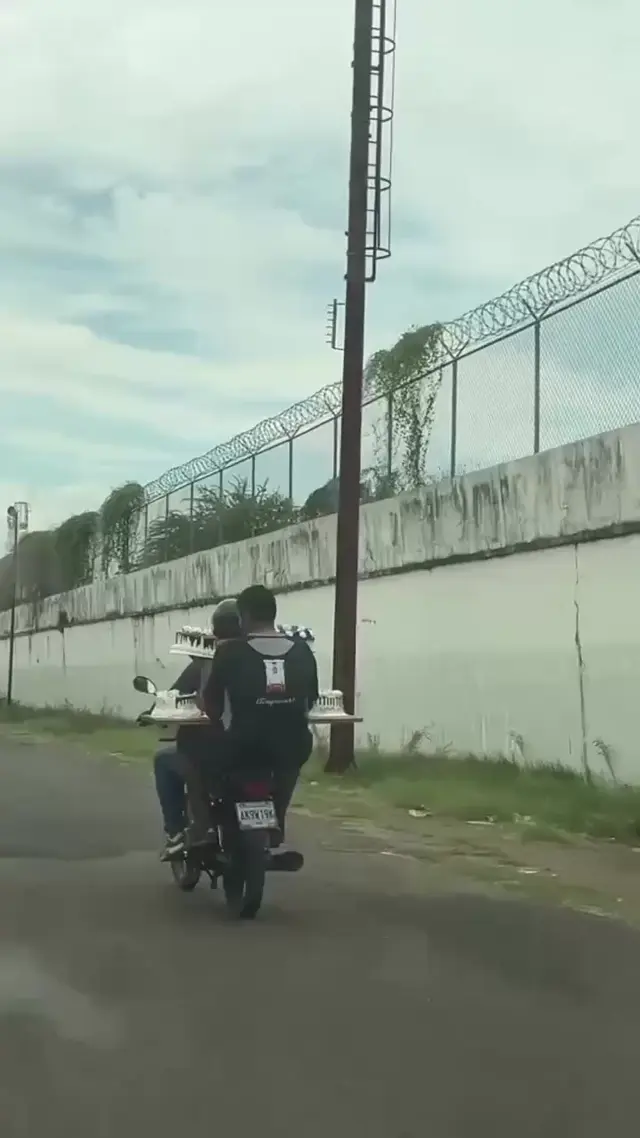 Доставка тортов на мотоцикле