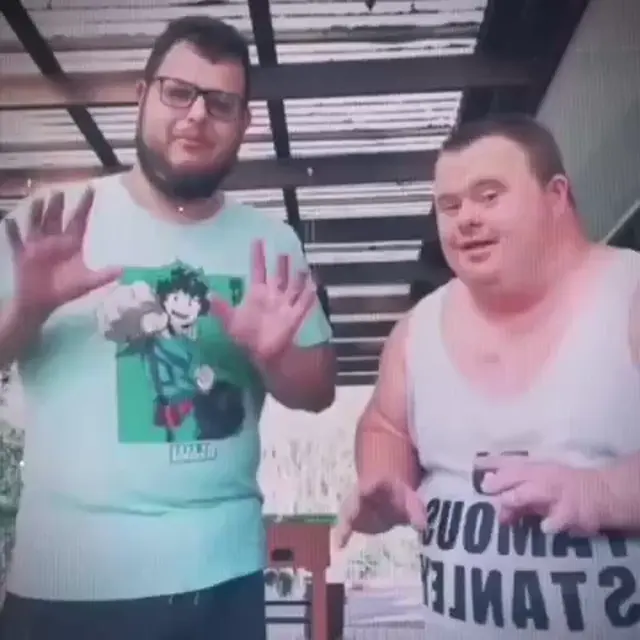 Энергичный дуэт исполняет битбокс