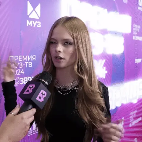 Девушка закатывает глаза и крутит пальцами у висков, изображая жест «ты сумасшедший» или «это бред». — Милана Стар