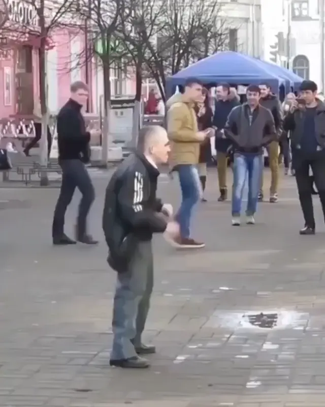 мужчина танцует на улице