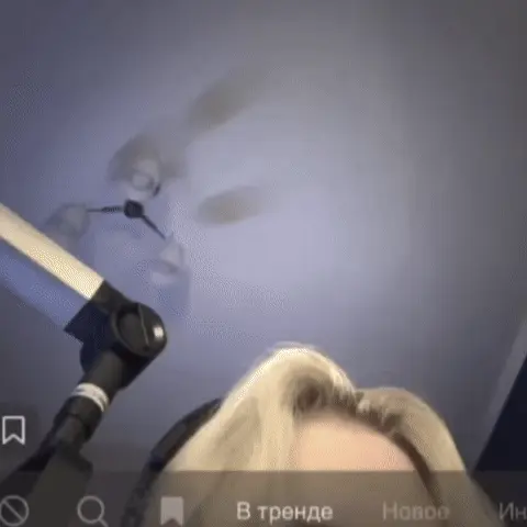 Человек смотрит в камеру, слегка двигаясь, при этом фильтр с монобровью и бородой остается зафиксированным на лице. — человек со светлыми во