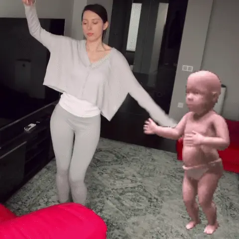 Женщина ритмично танцует, рядом с ней синхронно двигается 3D-модель младенца, повторяя танцевальные движения. — женщина в кардигане