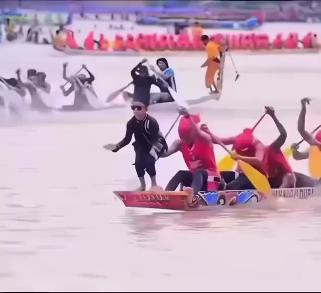 Парень флексит на носу лодки