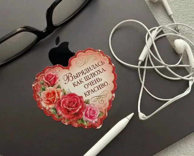 Статичное изображение, стикер приклеен на поверхность ноутбука.