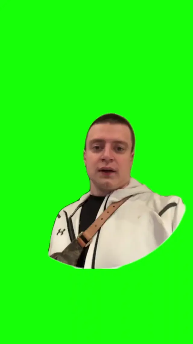 Забавный момент на зеленом фоне