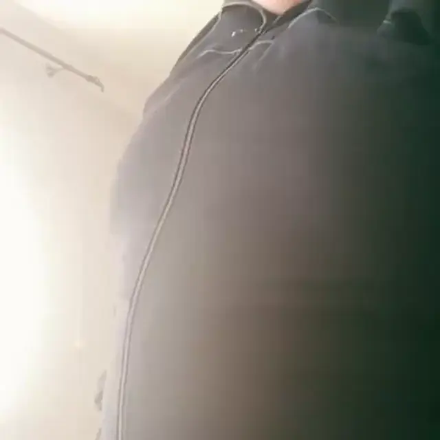 Танцующий парень в кепке под музыку
