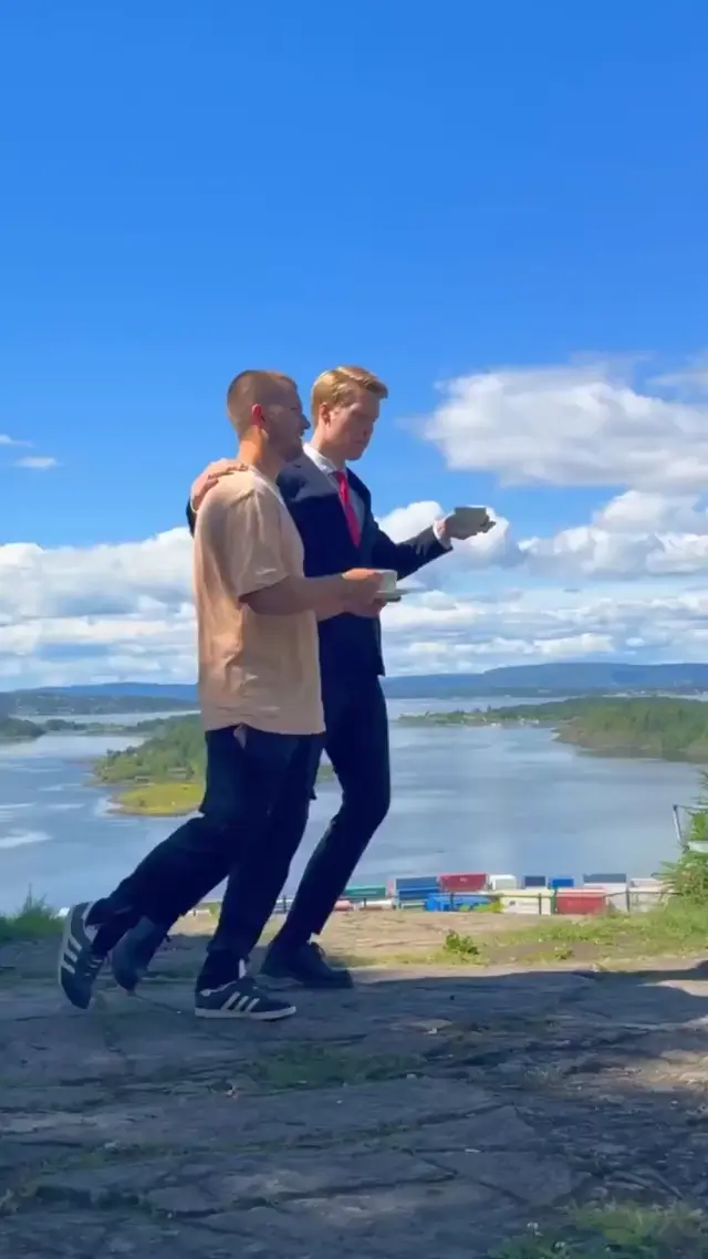 Танец с чашками под Шакиру