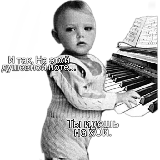 Ребенок стоит у клавиш пианино, одна рука лежит на клавишах. — маленький ребенок