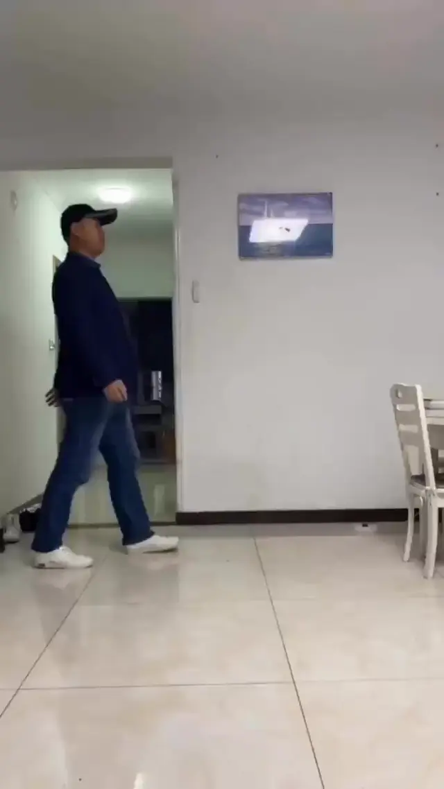 Улетающий азиат делает сальто