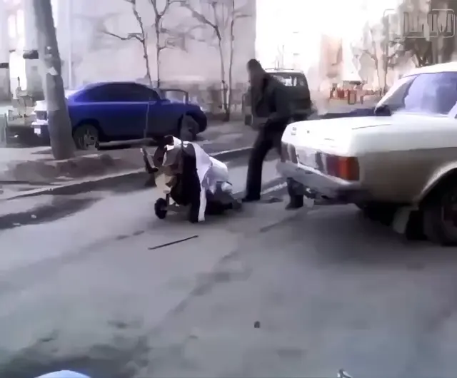 Я опаздываю, ёбаный в рот!
