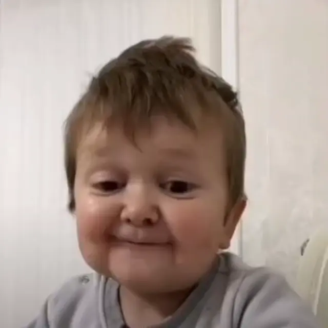 Хасбик пробует еду и удивляется