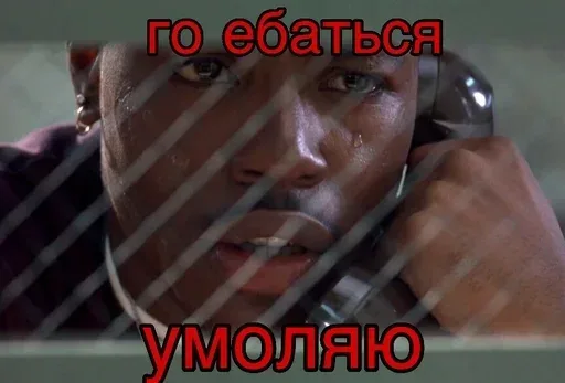 Мужчина прижимается к стеклу, разговаривая по телефонной трубке. — мужчина в тюремной комнате для свиданий