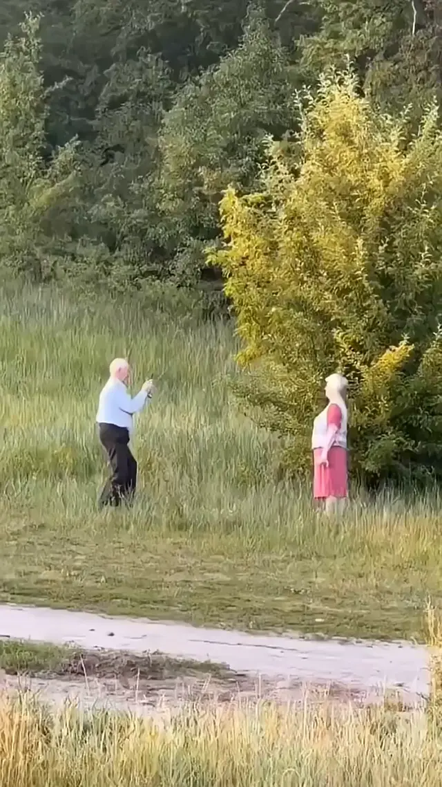 Пожилая пара делает селфи на природе