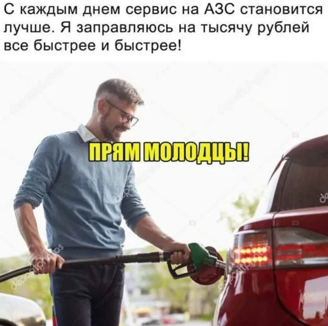 Мужчина стоит у бензобака автомобиля с заправочным пистолетом в руке. — мужчина в очках и свитере