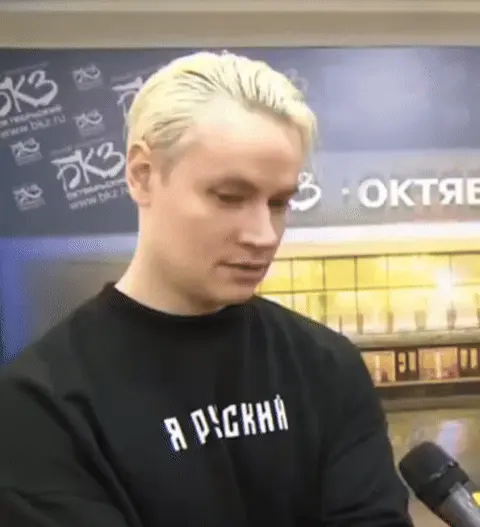 SHAMAN смотрит в камеру, делает жест указательным пальцем «ты» и ехидно улыбается, повторяя это движение в цикле. — SHAMAN (Ярослав Дронов)