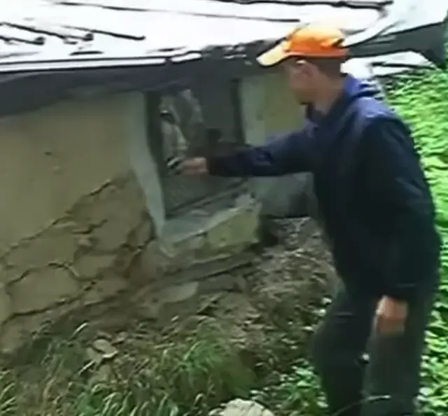 Давай ебашь! Мужик и старый сарай