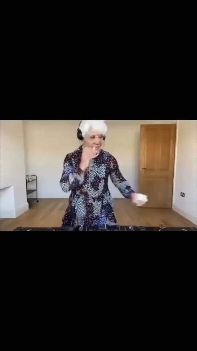 Бабушка-диджей отрывается под Девочку-пай