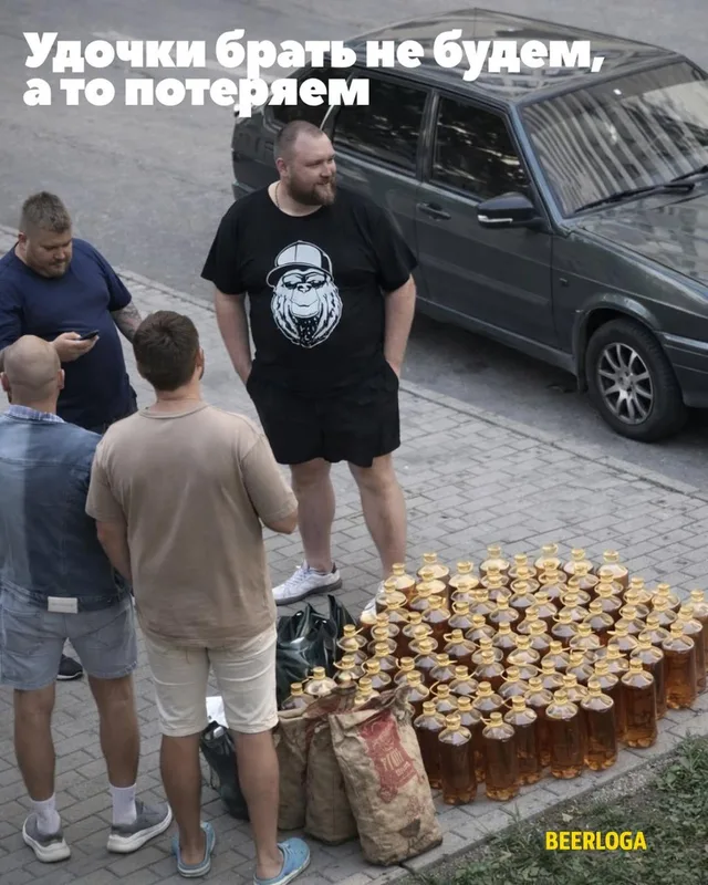 Группа мужчин стоит рядом с внушительным запасом алкоголя, готовясь к поездке. — мужчина в черной футболке с принтом гориллы, мужчина в сине