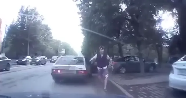 Ты кому сигналишь, дядя?