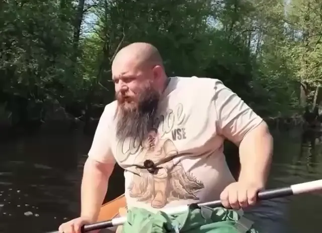 Мужчина сидит в лодке, держится за весло, тяжело вздыхает и произносит фразу «Я утоплюсь, наверное» — Артём Выживалово (YouTube), Артём Выжи