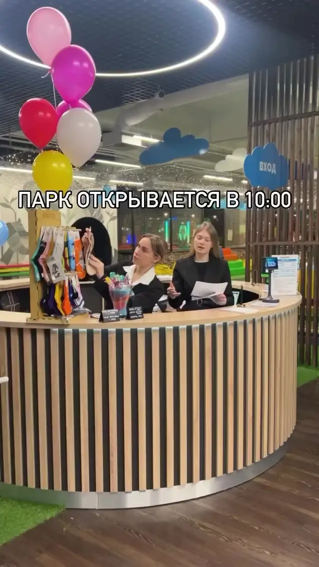 Видео переключается с сотрудниц парка на кадр из фильма с машущим Кевином и обратно на улыбающихся девушек. — Маколей Калкин