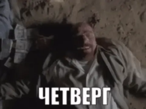 Мужчина лежит неподвижно на песке, кадр зациклен. — мужчина в светлой рубашке