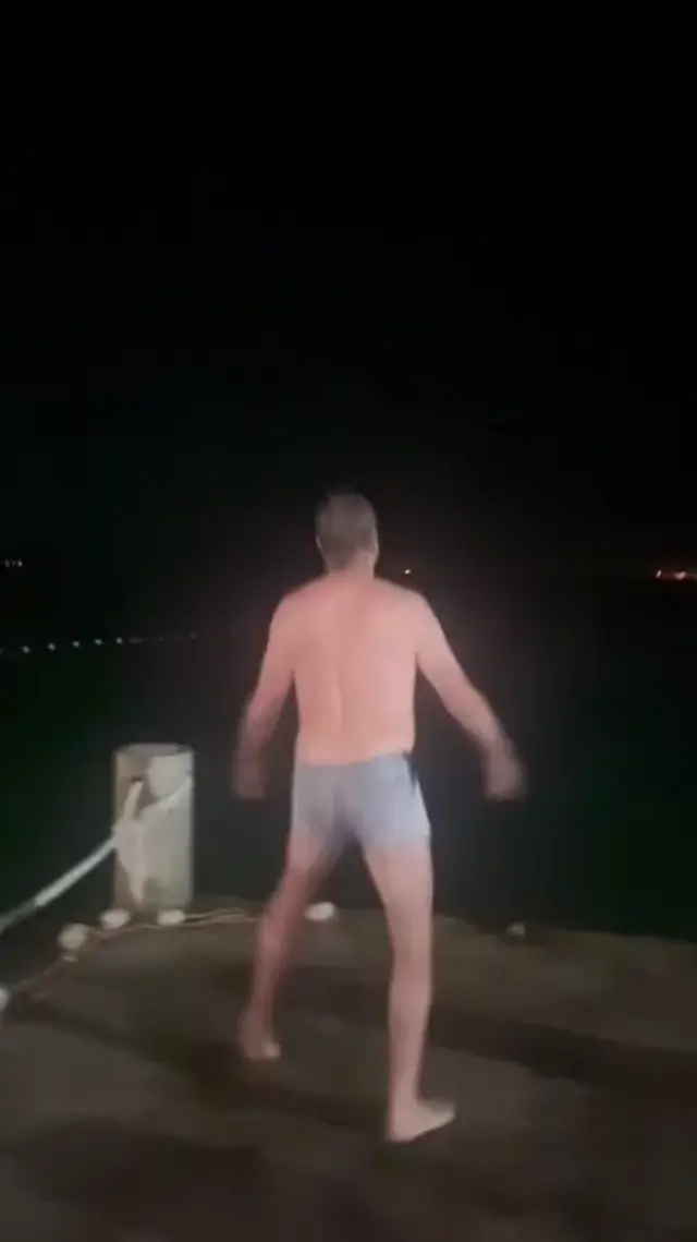 Пьяные танцы на пирсе ночью
