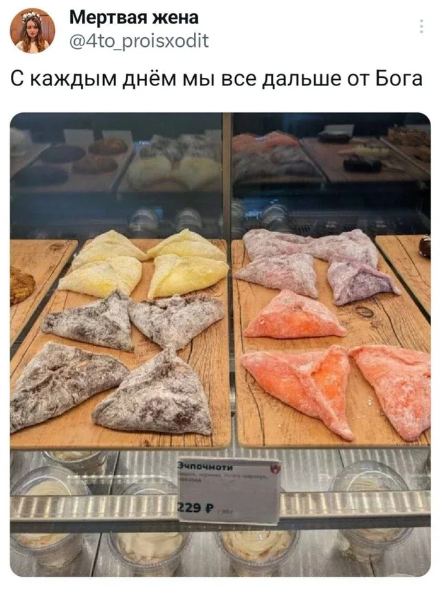 На фото представлены эчпочмаки необычных для традиционной татарской кухни цветов, что вызывает когнитивный диссонанс у зрителя. — автор пост