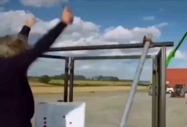 Джеймс Мэй радуется, кричит Yes