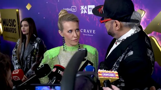 Он мне платит другим