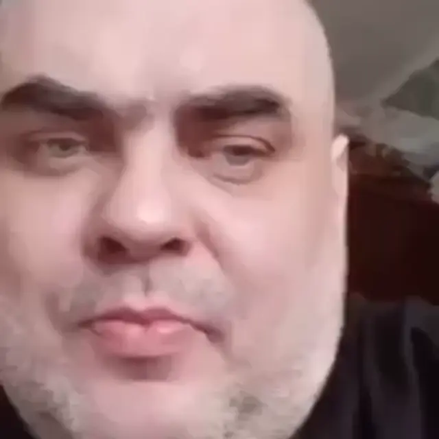 Мужчина облизывается под музыку